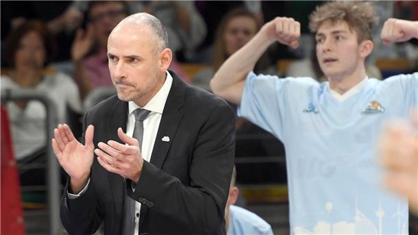 Eisbären-Trainer Michael Mai, der auch das Amt des Sportdirektors ausübt, steht wieder vor einer schwierigen Personalplanung.