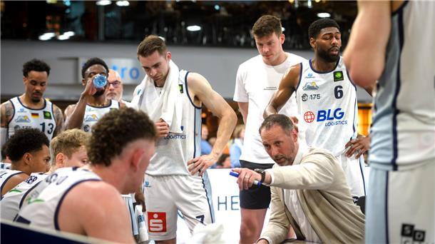 Eisbären-Trainer Steven Esterkamp und seine Mannschaft streben in Gießen die Playoff-Wende an.