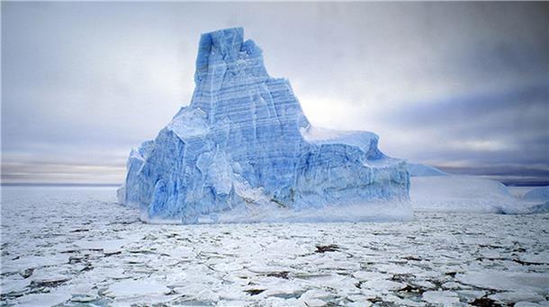 Ausstellung mit Fotografien von Jürgen Wassmuth in der Arbeitnehmerkammer Eisberg am 60. Breitengrad, Antarktis, von der Brücke der „Polarstern“ aus fotografiert.
