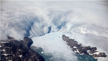 Eisberge brechen von einem Gletscher in einen Fjord in Grönland.