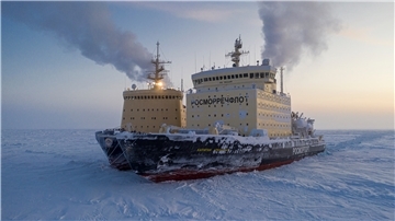 Eisbrecher-Treffen: Die „Kapitan Dranitsyn“ bekommt von der „Admiral Makarov“ Treibstoff für die Heimfahrt nach Norwegen. An Bord sind die „MOSAiC“-Teilnehmer von Fahrtabschnitt 2.