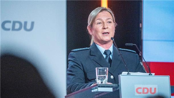 Eischnelllauf-Olympiasiegerin Claudia Pechstein in ihrer Uniform als Bundespolizistin beim CDU-Grundsatzkonvent Mitte Juni in Berlin.