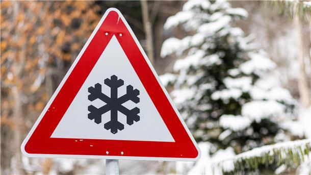Eisglätte führt zu mehreren Unfällen im Cuxland Straßenschild warnt vor "Schnee- oder Eisglätte"