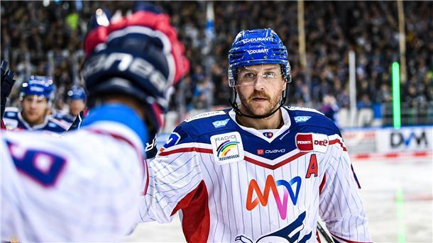 Zwei Adler im Anflug auf die Pinguins? Eishockey, Herren, DEL, Saison 2021-2022, Playoff, Viertelfinale, Spiel 1, Straubing Tigers - Adler Mannheim, 10.04.2022 Andrew Desjardins 84-Adler Mannheim holt sich die Gratulationen von der Bank.