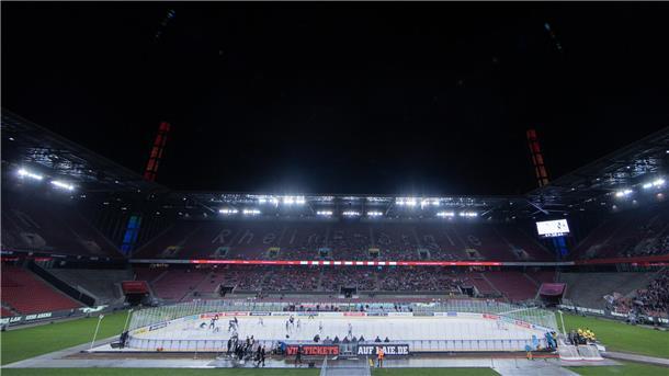 1.500 Fans feiern Pinguins-Sieg im ersten Freiluftspiel Eishockey im Kölner Fußballstadion.