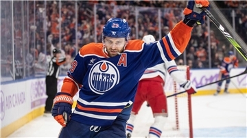 Eishockey: NHL, Vancouver Canucks - Edmonton Oilers; Hauptrunde, Hauptrunde-Partien, 35. Spieltag: Leon Draisaitl von den Edmonton Oilers bereitet sich auf ein Bully vor. (zu dpa: «Draisaitl mit Edmonton ohne Chance in Montreal»)
