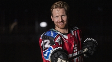 Ein Eishockey-Spieler hält seinen Schläger in Richtung Kamera und grinst. Phillip Bruggisser von den Fischtown Pinguins steht vor der Rückkehr.