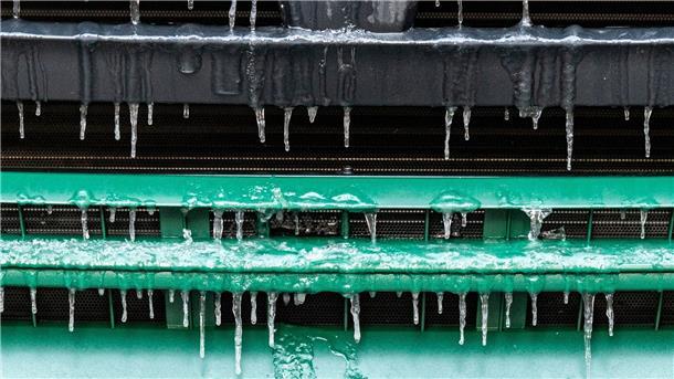 Neue Woche beginnt mit Frost Eiszapfen am Kühlergrill eines Lastwagens.