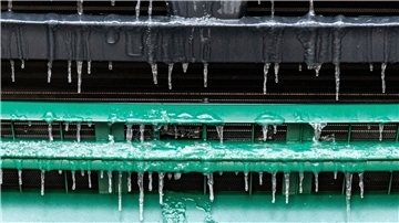 Eiszapfen am Kühlergrill eines Lastwagens.