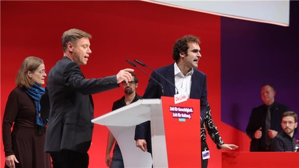 Eklat auf offener Bühne: Bijan Tavassoli (r) nutzte seine Bewerbungsrede für eine Beschimpfung der Linken und eine Lobrede auf Sahra Wagenknecht - und erklärte zum Abschluss seiner Rede seinen Parteiaustritt.