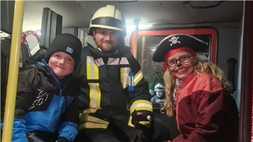 Ele (6) und Romy (9) waren mit ihren Freunden Noah (9) und Jonas (7) Süßigkeiten sammeln und entdeckten die alte Dame auf dem Fußboden.