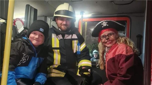 Ele (6) und Romy (9) waren mit ihren Freunden Noah (9) und Jonas (7) Süßigkeiten sammeln und entdeckten die alte Dame auf dem Fußboden.