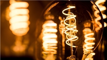 Elektrisches Licht erscheint heute selbstverständlich. Bis hinein ins 20. Jahrhundert war das aber noch anders.