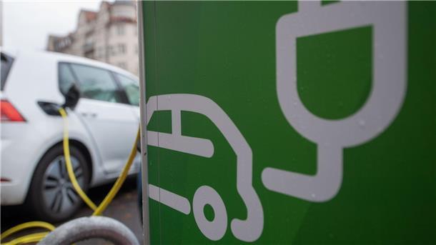 Elektroautos werden an einer Ladesäule am Universitätsring in Halle/Saale aufgeladen.