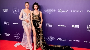 Elena Carriere (l) und Soulin Omar kommen zum Charity-Event „Tribute to Bambi“.