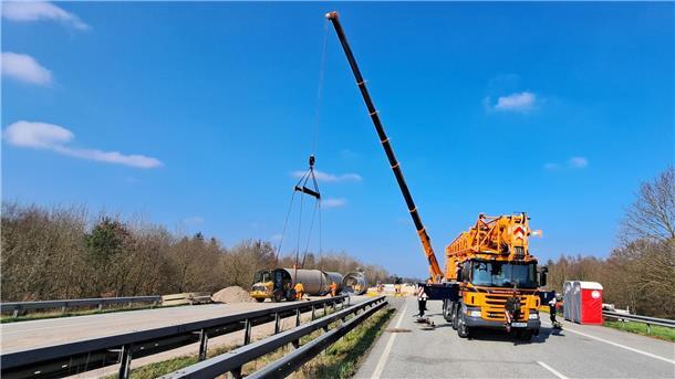 Bilderstrecke von der A27-Baustelle: Die besten Fotos der Woche Elf Rohrelemente wurden zur A27-Baustelle angeliefert. Letztlich wurden nur zehn benötigt.