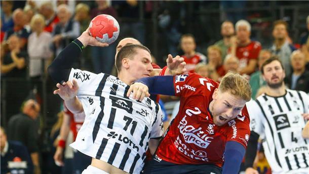 Elias Ellefsen á Skipagøtu (THW Kiel) im Zweikampf mit Simon Pytlick (SG Flensburg-Handewitt).