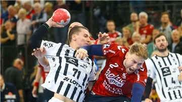 Elias Ellefsen á Skipagøtu (THW Kiel) im Zweikampf mit Simon Pytlick (SG Flensburg-Handewitt).