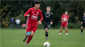 Ein Mann läuft hinter einem Ball her.