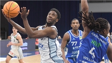 Elijah Miller (links) ging bei den Eisbären wieder mit gutem Beispiel voran. Der Spielmacher war mit 24 Punkten Topwerfer beim Sieg in Crailsheim.