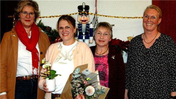 Elisabeth Brunkhorst mit der Geehrten Susanne Detjen, der Kreislandfrau Marita Ropers aus Bevern und Heidi Schnackenberg beim Treffen in Selsingen.