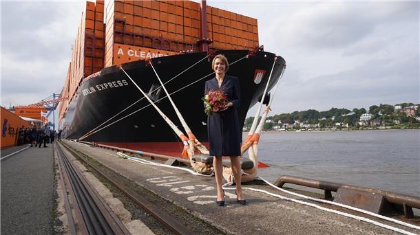 Hapag-Lloyd tauft Megafrachter - Kurs auf Klimaneutralität Elke Büdenbender bei der Taufe des Containerschiffs in Hamburg.