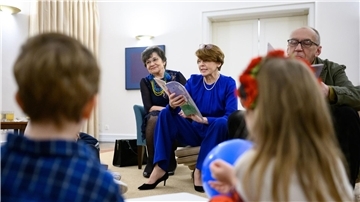 Elke Büdenbender, Ehefrau von Bundespräsident Steinmeier, liest Flüchtlingskindern aus der Ukraine im Schloss Bellevue Geschichten vor. Büdenbender ist eine der Schirmherrinen für das Buchprojekt „Better Time Stories“.