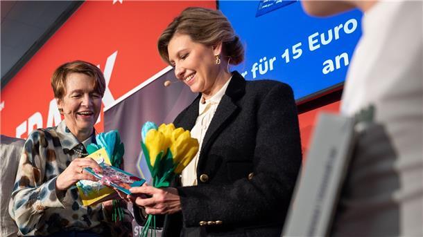 Frankfurter Buchmesse im Zeichen der Ukraine Elke Büdenbender (l), Ehefrau von Bundespräsident Steinmeier, und Olena Selenska, Ehefrau des ukrainischen Präsidenten, sind Schirmherrinnen für das Projekt „Better Time Stories“.