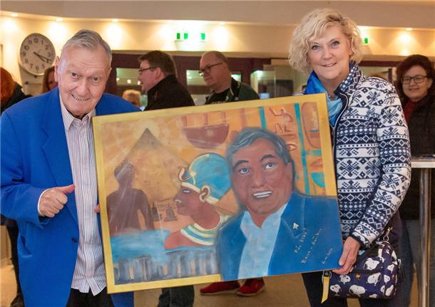 Elke Schulze aus Jever hat dieses Bild gemalt. Am Sonntag ließ sie es in der Friedeburg von ihrem Idol Erich von Däniken signieren.