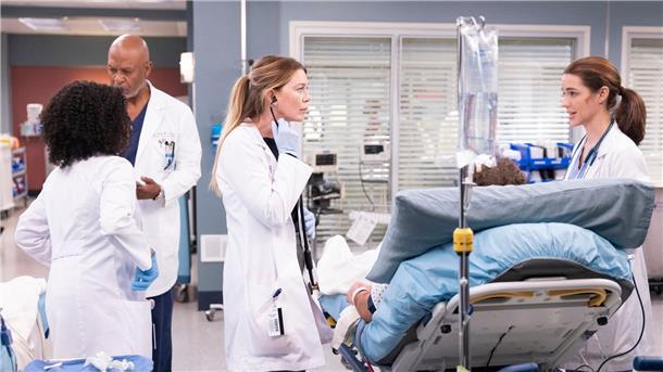 Berichte: „Grey’s Anatomy“ erhält 21. Staffel Ellen Pompeo (l) spielt in der 19. Staffel der Arztserie „Grey’s Anatomy“ Dr. Meredith Grey an der Seite von Adelaide Kane als Jules Millin in (undatierte Filmszene).