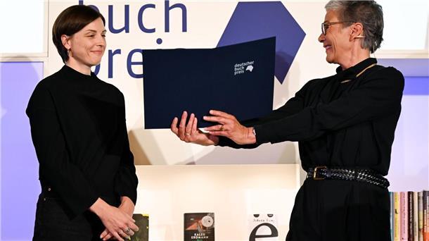 „Dieser Roman ist ein Ereignis“ - Buchpreis geht an Elmiger Elmiger erhält den Preis an ihrem 40. Geburtstag
