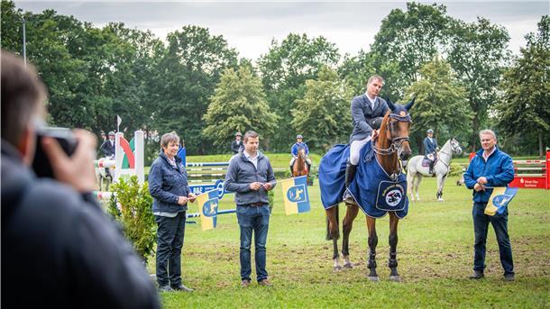 Elmloher Springtage 2020, Turniersonntag. Springpru¨fung Klasse S** Große Tour. Im Bild: Siegerehrung der Großen Tour (von links) Waltraud Böhmke, Jan Schalk, Sieger Harm Wiebusch und Hartmut Cordes.