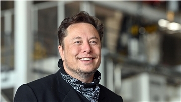 Elon Musk bei seinem letzten Besuch in der Tesla Gigafactory in Grünheide vor rund vier Monaten.