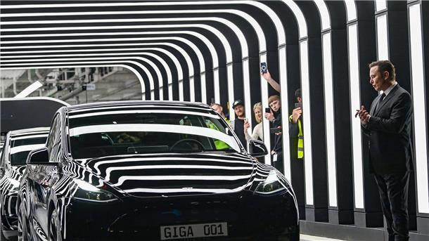 Ein Jahr Tesla-Werk in Deutschland Elon Musk nimmt an der Eröffnung der Tesla-Fabrik teil.