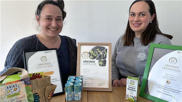 Elsa (links) und Mathilde Szczesny mit den Aries-Produkten, die sich bei der Biofach die Auszeichnung „Best new Produkt“ sichern konnten.