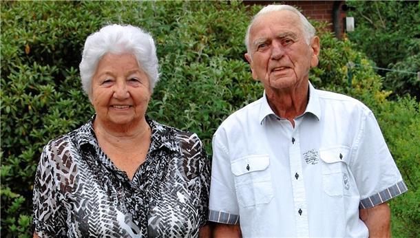 Elsbeth und Willi Dettmering in ihrem Garten am Offenser Weg in Heeslingen.
