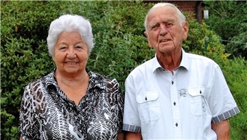 Elsbeth und Willi Dettmering in ihrem Garten am Offenser Weg in Heeslingen.