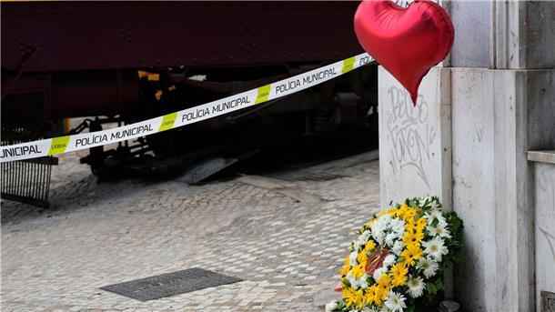 Lissabon: Eltern finden totgeglaubten Sohn im Krankenhaus Eltern aus Deutschland haben ihren Sohn, den die Polizei schon unter den Todesopfern vermutete, schwer verletzt aber lebend in einem Krankenhaus von Lissabon gefunden.