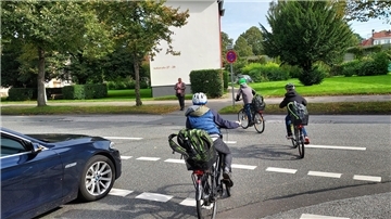 Eltern müssen den Schulweg mit Kindern üben. Tun sie das nicht, landet das Thema bei der Schule.