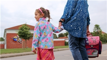 Eltern sollten ihre Kinder auf dem Weg zur Schule in den ersten Tagen begleiten. Dabei gilt: Der kürzeste Weg ist nicht immer der sicherste.
