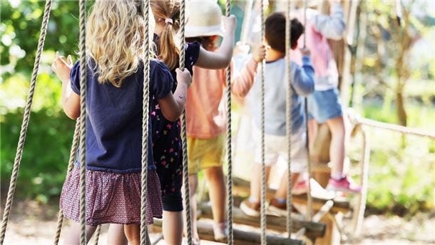 Eltern und Jugendliche aus Tarmstedt machen sich für einen Spielplatz-Treffpunkt stark, auf dem Jung und Alt sich wohlfühlen. Die Gründung eines Fördervereins sieht die Politik dabei als Chance, das Projekt zu verwirklichen.