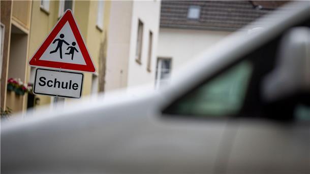Stadt Cuxhaven will Elterntaxis aus Schulumfeld verbannen Elterntaxis sorgen im direkten Umfeld von Schulen immer wieder für problematische Verkehrssituationen. (Symbolbild)