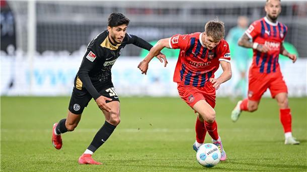 2:2 im Hinspiel: Krimi zwischen Heidenheim und Elversberg Elversbergs Muhammed Damar (l.) im Duell mit Heidenheims Jan Schöppner.