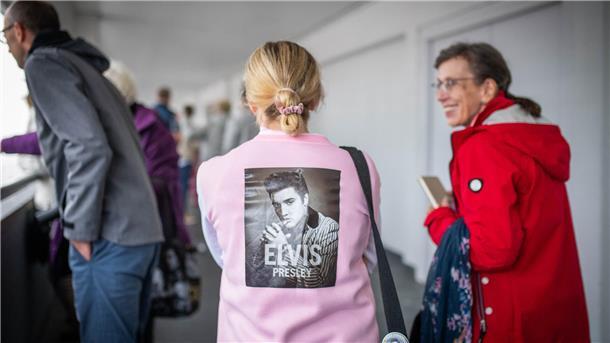 An der Columbuskaje: Elvis-Fans feiern seine Ankunft in Bremerhaven Elvis-Fans bleiben ein Leben lang Elvis-Fans.