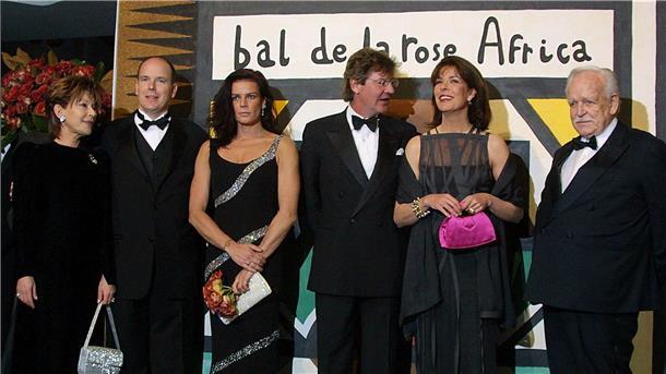 Elysabeth-Anne de Massy (l-r), Prinz Albert, Prinzessin Stephanie, Ernst-August von Hannover, Ehegattin Prinzessin Caroline und Fürst Rainier III. von Monaco beim Rosenball im Jahr 2003.