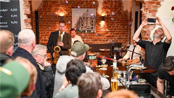 Lange Bandnacht lockt mit musikalischer Weltreise Besucher in die Alte Bürger Musiker in einer vollen kneipe.
