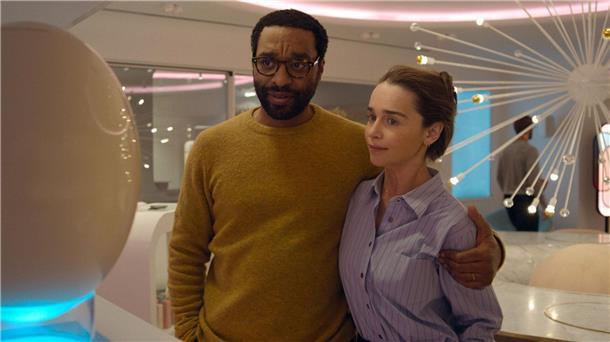 „Baby to Go“: Satire-Drama über Schwangerschaft per App Emilia Clarke als Rachel und Chiwetel Ejiofor als Alvy in einer Szene des Films „Baby To Go“.