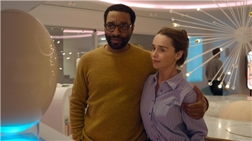 Emilia Clarke als Rachel und Chiwetel Ejiofor als Alvy in einer Szene des Films „Baby To Go“.