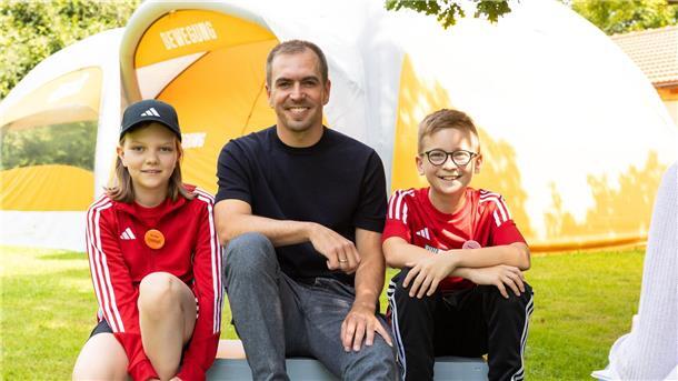 Emilia (links), Jonathan (rechts) und die anderen Kinder im Camp wurden von Philipp Lahm mit einem Besuch überrascht.