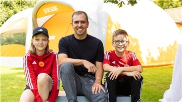 Emilia (links), Jonathan (rechts) und die anderen Kinder im Camp wurden von Philipp Lahm mit einem Besuch überrascht.